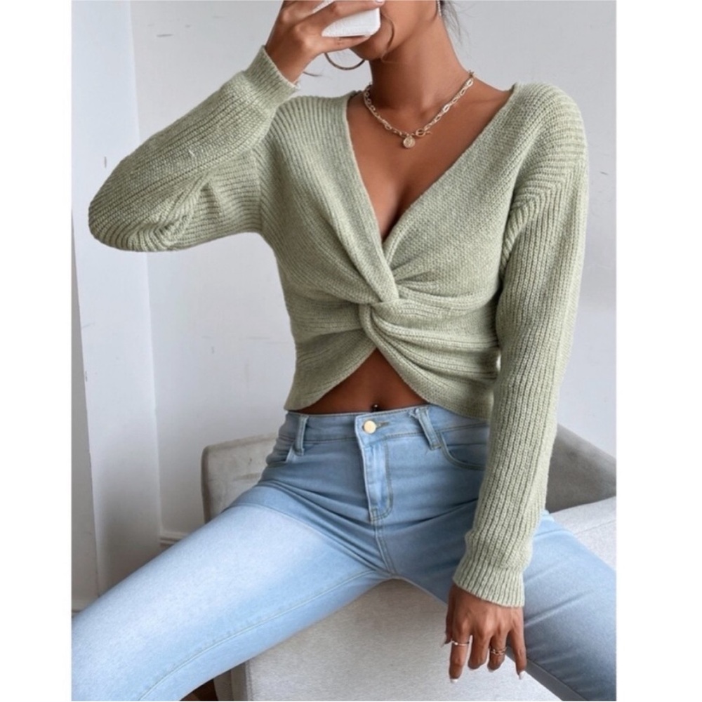 ASTR The Label Cable Knit Twist Back Sweater in pastel green size M